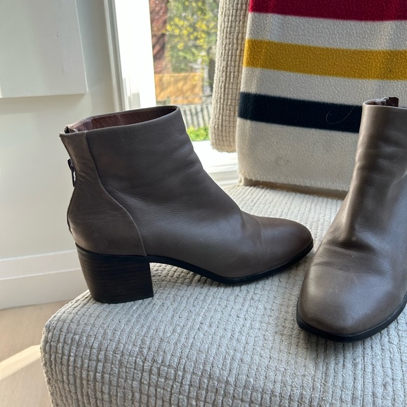 Fitted ankle offers a vintage look. Great colour, a grey/ brown colour combo - Picture 2 of 5